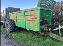AW REAR DISCHARGE DUNG SPREADER - WORKING BUT RUSTY!