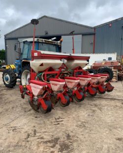 KVERNELAND 6 ROW MAIZE DRILL