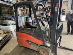 **(INCLUDES CHARGER)** LINDE E16C ELECTRIC 3-WHEEL FORKLIFT (2018)