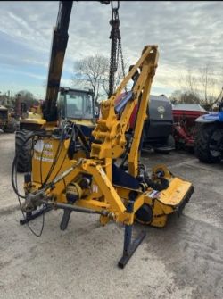 2010 BOMFORD KESTREL S HEDGE CUTTER