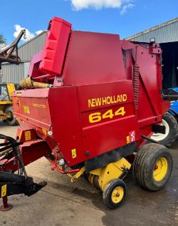NEW HOLLAND 644 ROUND BALER