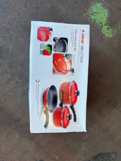 PALLET CONTAINING 100 X BRAND NEW 3 PIECE NON STICK SETS IN RED