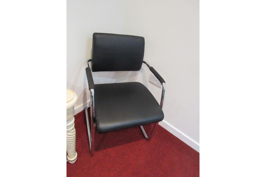 Ten chrome framed leatherette static boardroom armchairs - Image 4 of 7