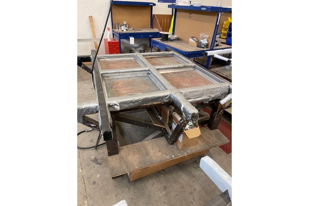 Five various steel frame workbenches - Image 1 of 3