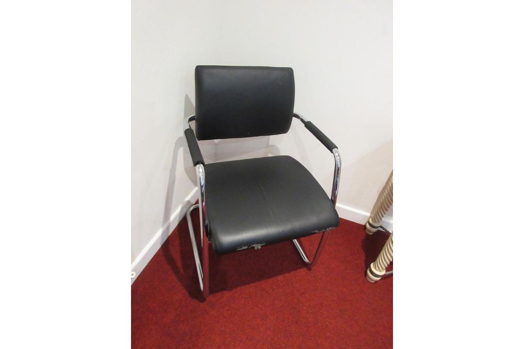 Ten chrome framed leatherette static boardroom armchairs - Image 3 of 7