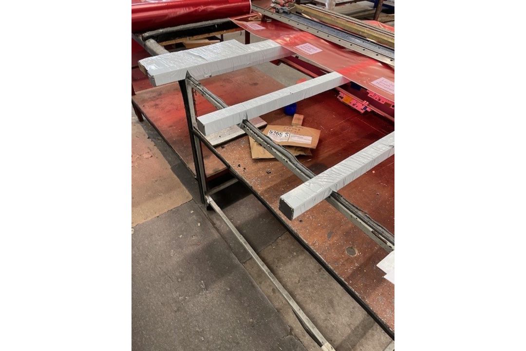 Five various steel frame workbenches - Image 2 of 3