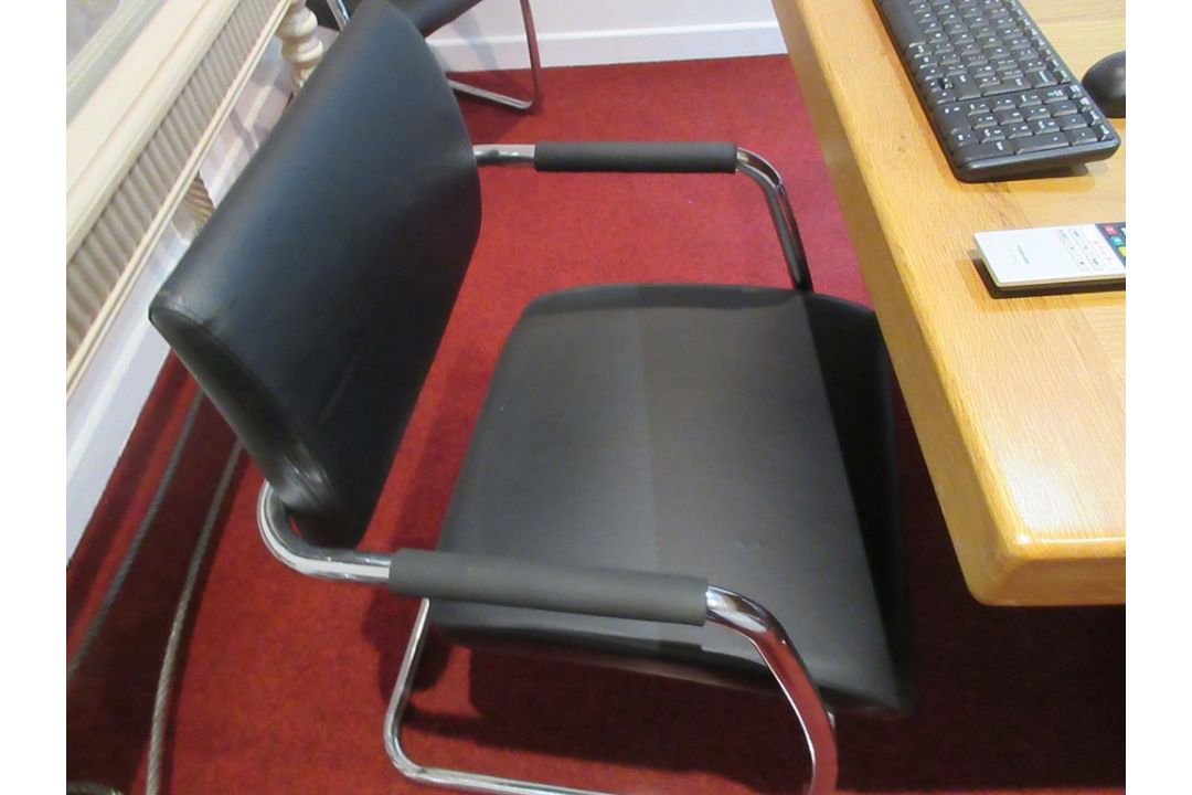Ten chrome framed leatherette static boardroom armchairs - Image 5 of 7