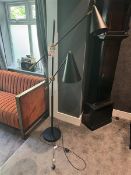 Freestanding dual bulb lamp