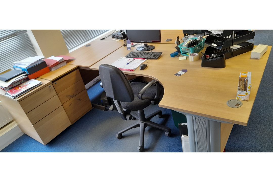 3x wood effect cantilever curved office desks with 3x 3 drawer pedestal and 3x matching desk - Image 6 of 6