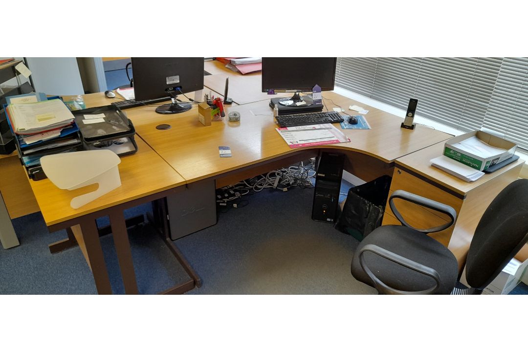 3x wood effect cantilever curved office desks with 3x 3 drawer pedestal and 3x matching desk - Image 5 of 6