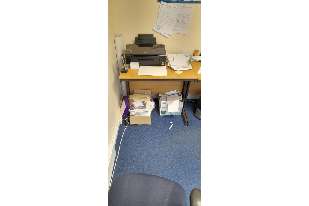 3x wood effect cantilever curved office desks with 3x 3 drawer pedestal and 3x matching desk - Image 3 of 6