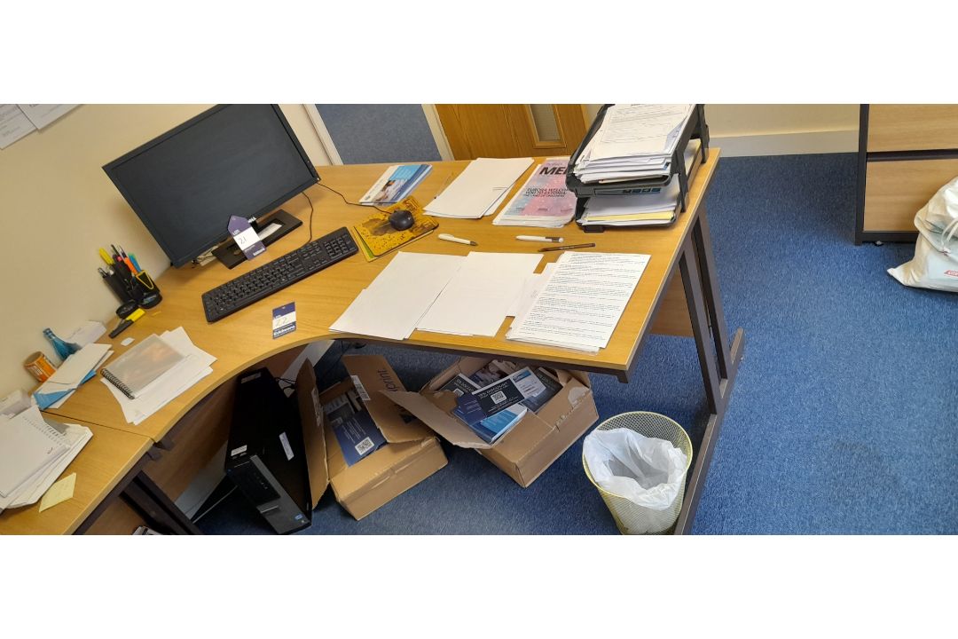 3x wood effect cantilever curved office desks with 3x 3 drawer pedestal and 3x matching desk - Image 2 of 6
