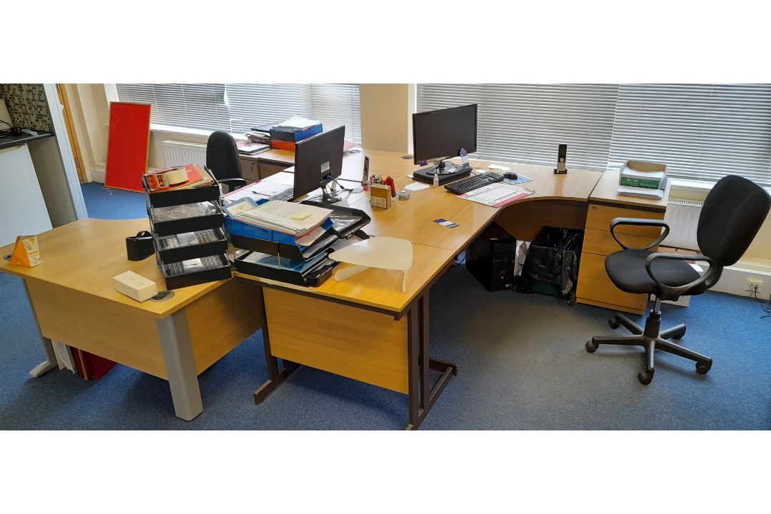 3x wood effect cantilever curved office desks with 3x 3 drawer pedestal and 3x matching desk - Image 4 of 6