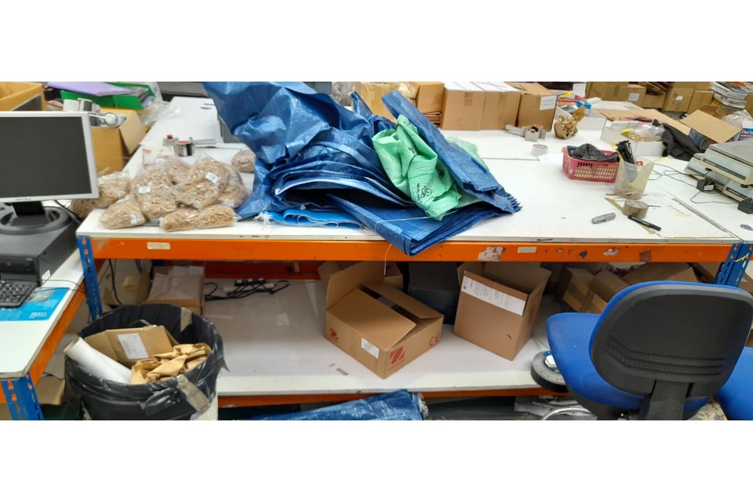 4x Packing tables, contents excluded - Image 4 of 4