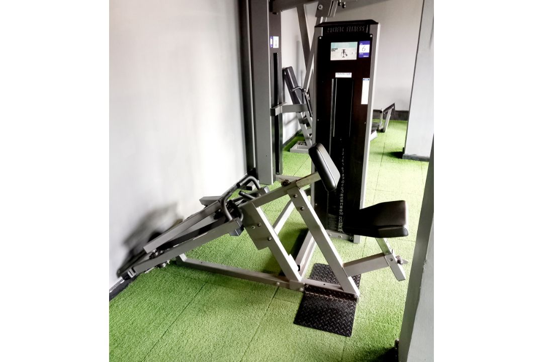 Stair Master Physique Seated Row Machine. DISMANTLED - PLEASE SEE PHOTOS. Please note there is a £30 - Image 1 of 5