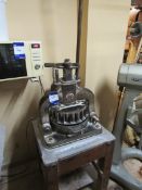 R Dough divider /press