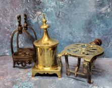 A Victorian brass and brass trivet, pierced, steel legs, 29.5cm high, c.1870;  a brass fireside
