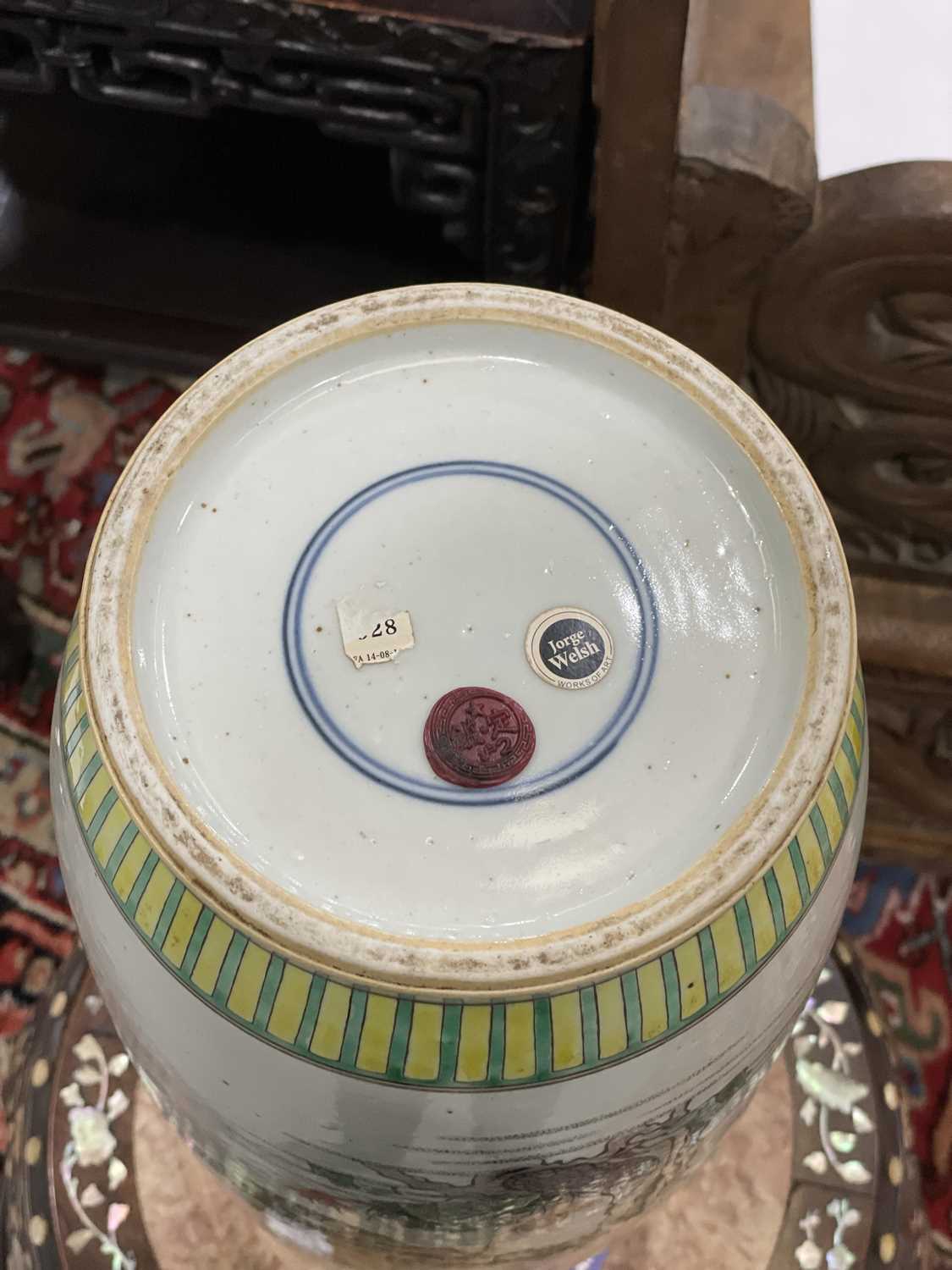 A CHINESE FAMILLE VERTE ROULEAU VASE - Image 6 of 9