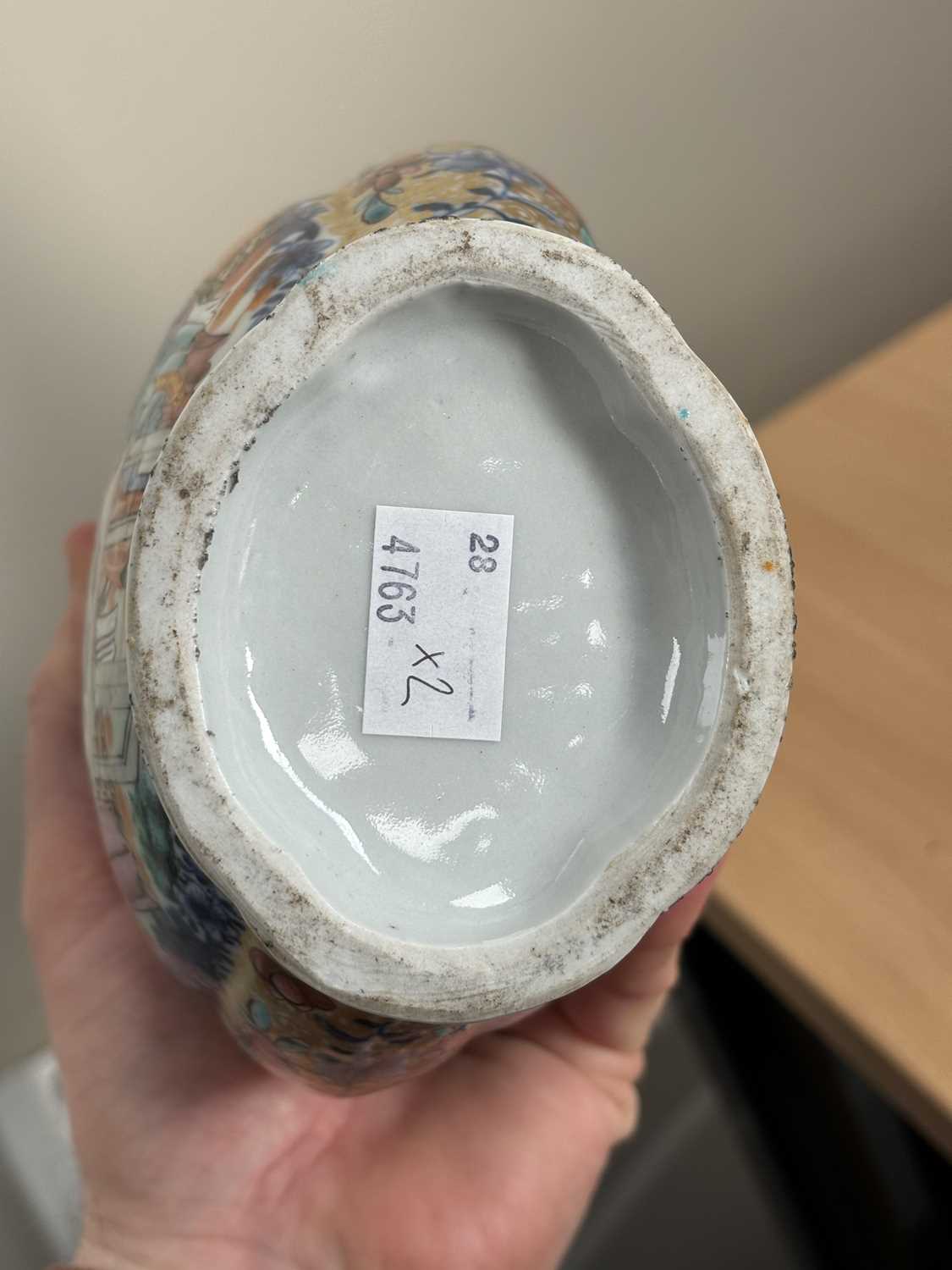 A PAIR OF 18TH CENTURY CHINESE MANDARIN PATTERN VASES - Image 3 of 10