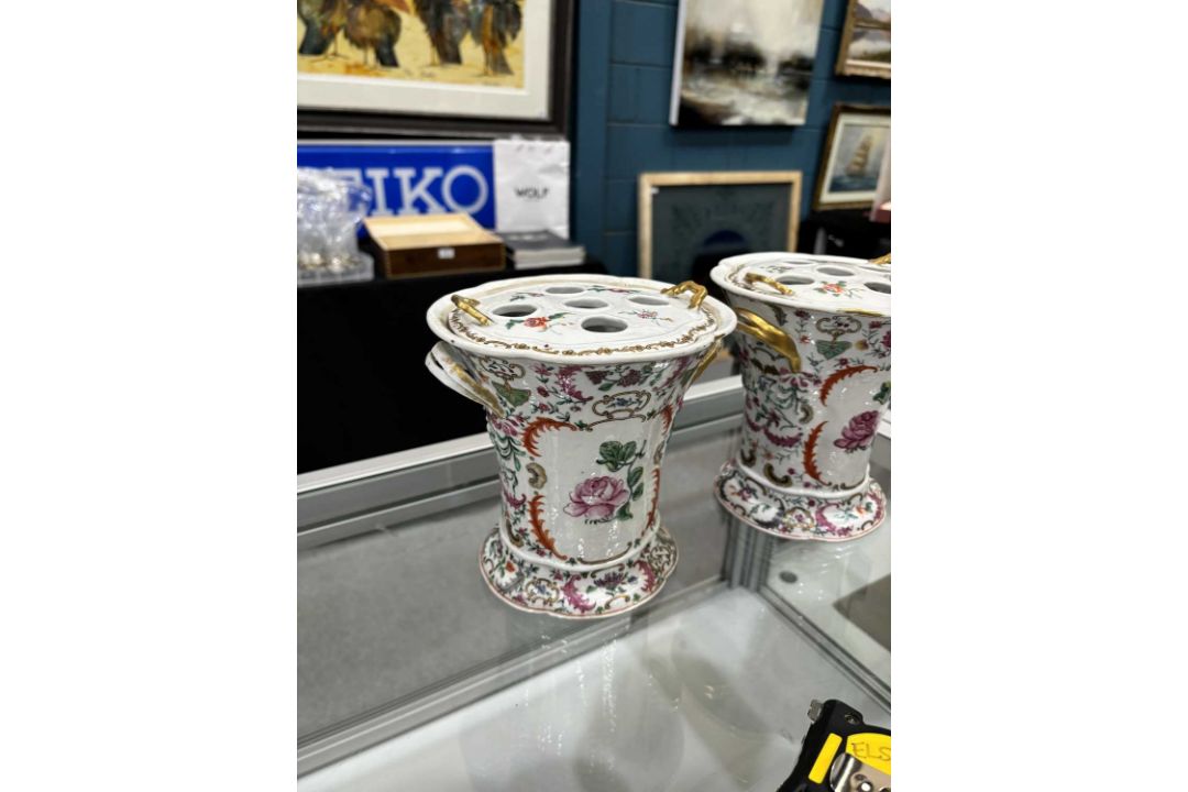 A PAIR OF CHINESE PORCELAIN BOUGH POTS AND COVERS, CIRCA 1760, QIANLONG PERIOD - Image 7 of 14
