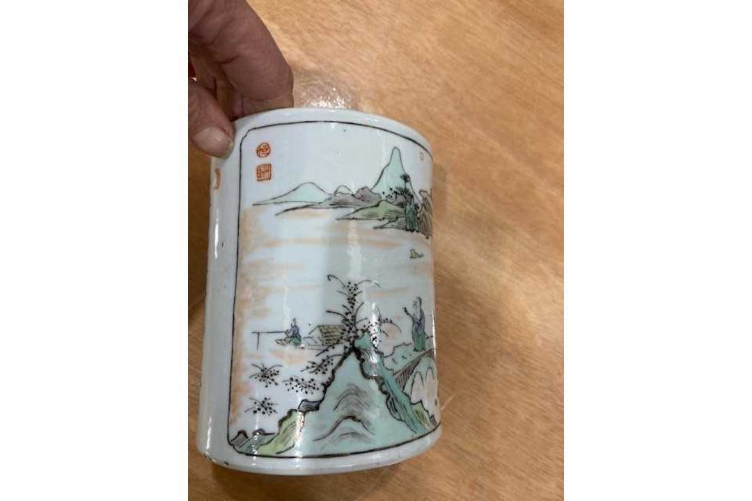 A CHINESE FAMILLE VERTE BRUSH POT - Image 7 of 8
