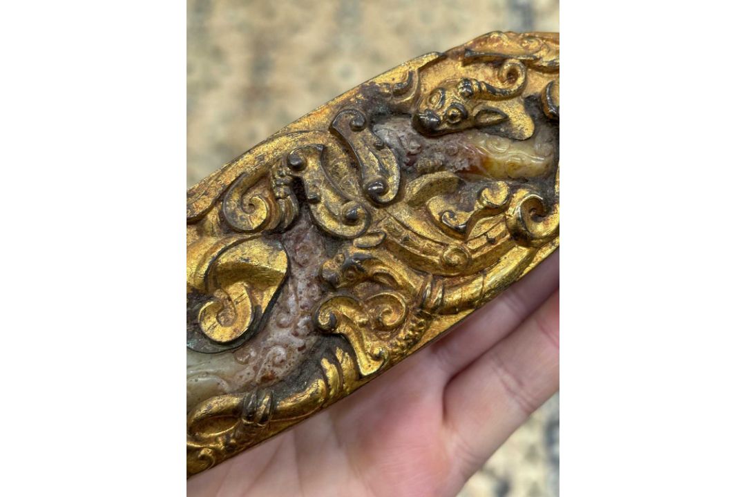 A CHINESE GILT-BRONZE AND JADE BELT HOOK - Image 4 of 10