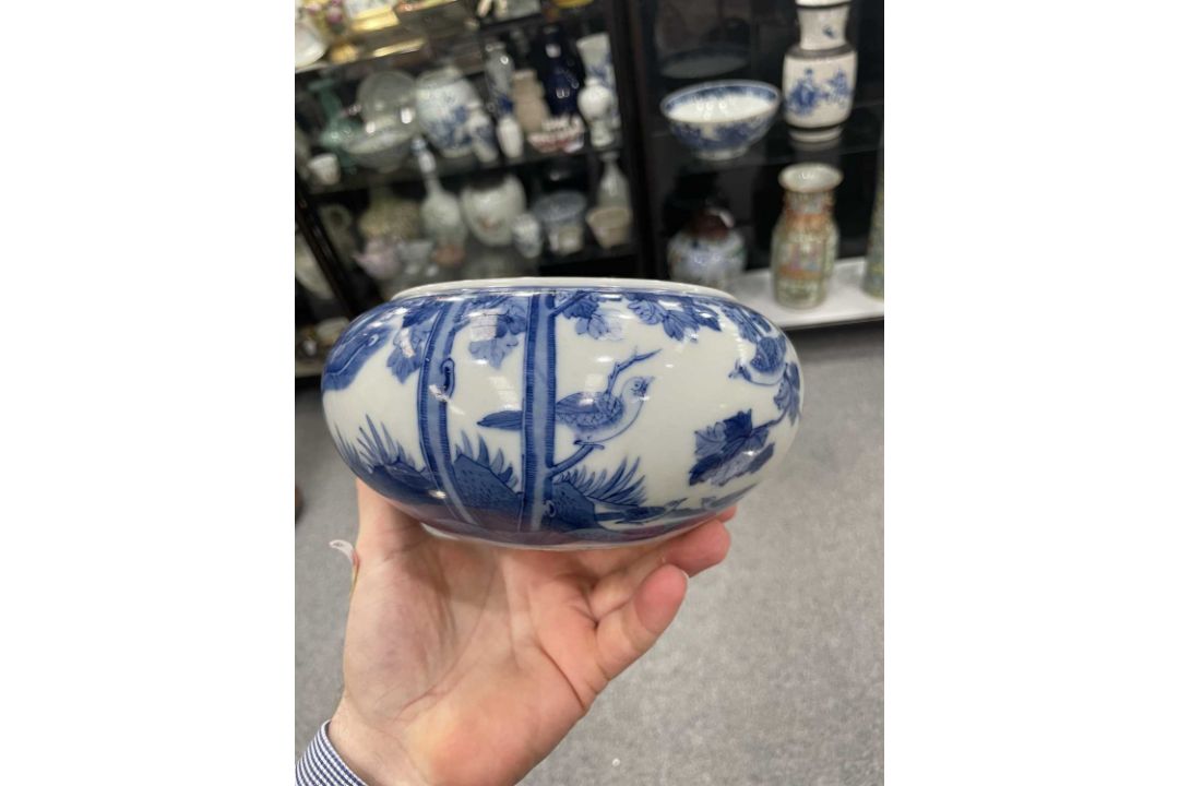 A 19TH CENTURY CHINESE BLUE AND WHITE CENSER - Image 5 of 10