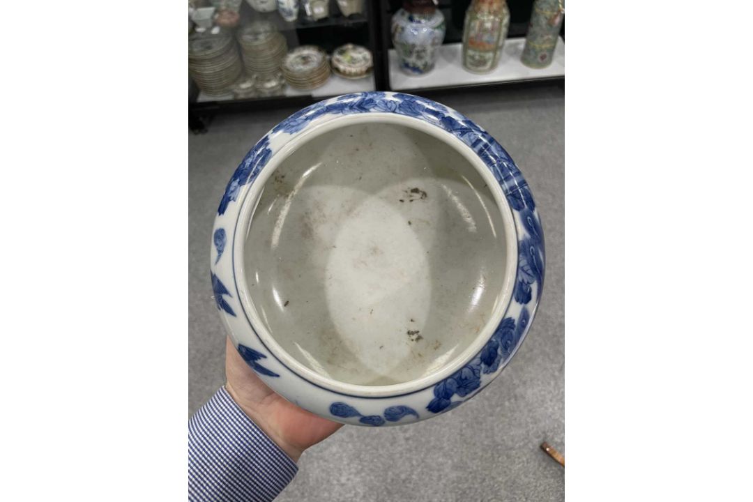 A 19TH CENTURY CHINESE BLUE AND WHITE CENSER - Image 8 of 10