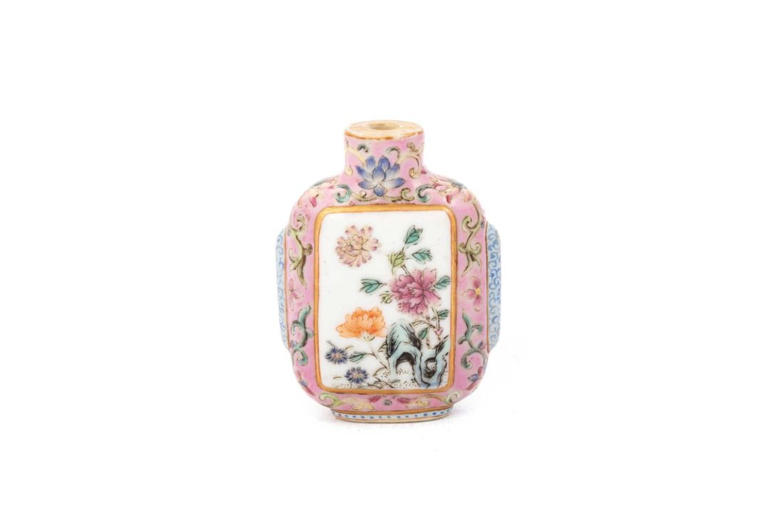 A CHINESE FAMILLE ROSE SNUFF BOTTLE - Image 1 of 9