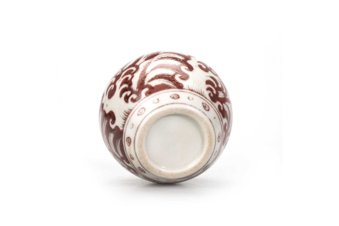 A SMALL CHINESE UNDERGLAZE RED VASE - Image 2 of 8