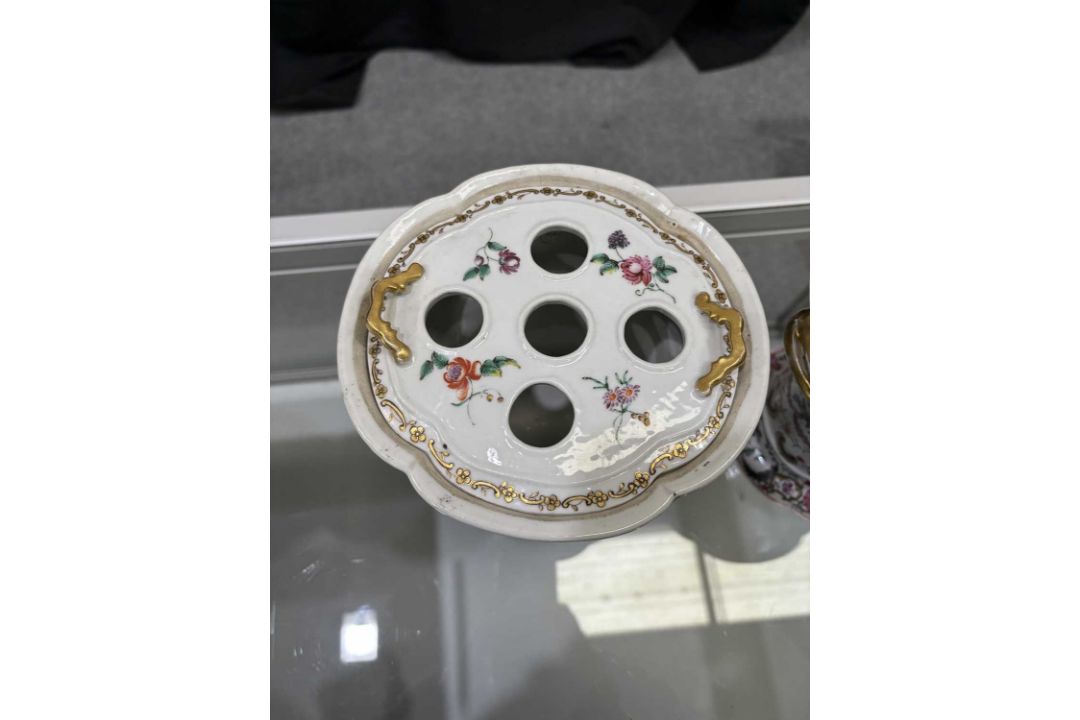 A PAIR OF CHINESE PORCELAIN BOUGH POTS AND COVERS, CIRCA 1760, QIANLONG PERIOD - Image 6 of 14