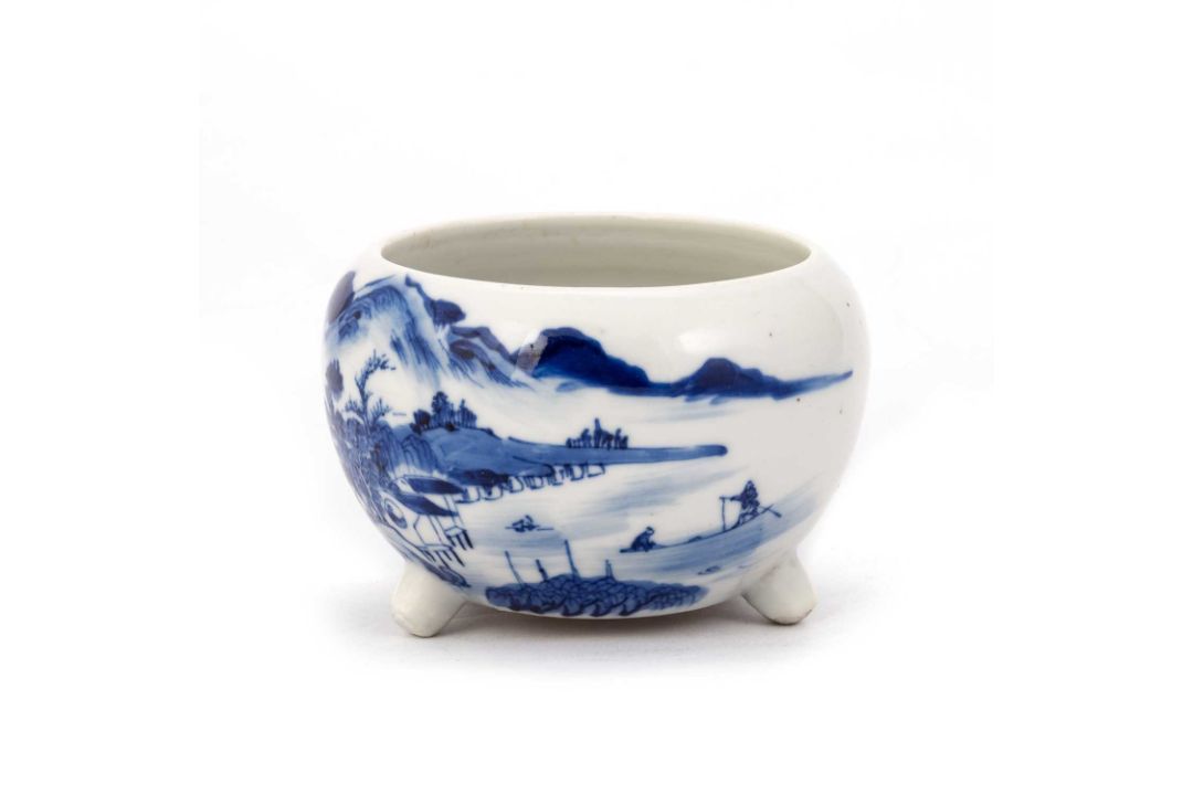 A CHINESE BLUE AND WHITE CENSER - Image 2 of 3