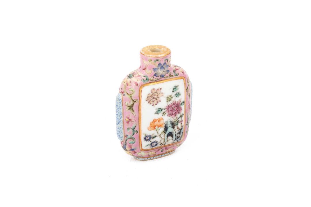 A CHINESE FAMILLE ROSE SNUFF BOTTLE - Image 2 of 9
