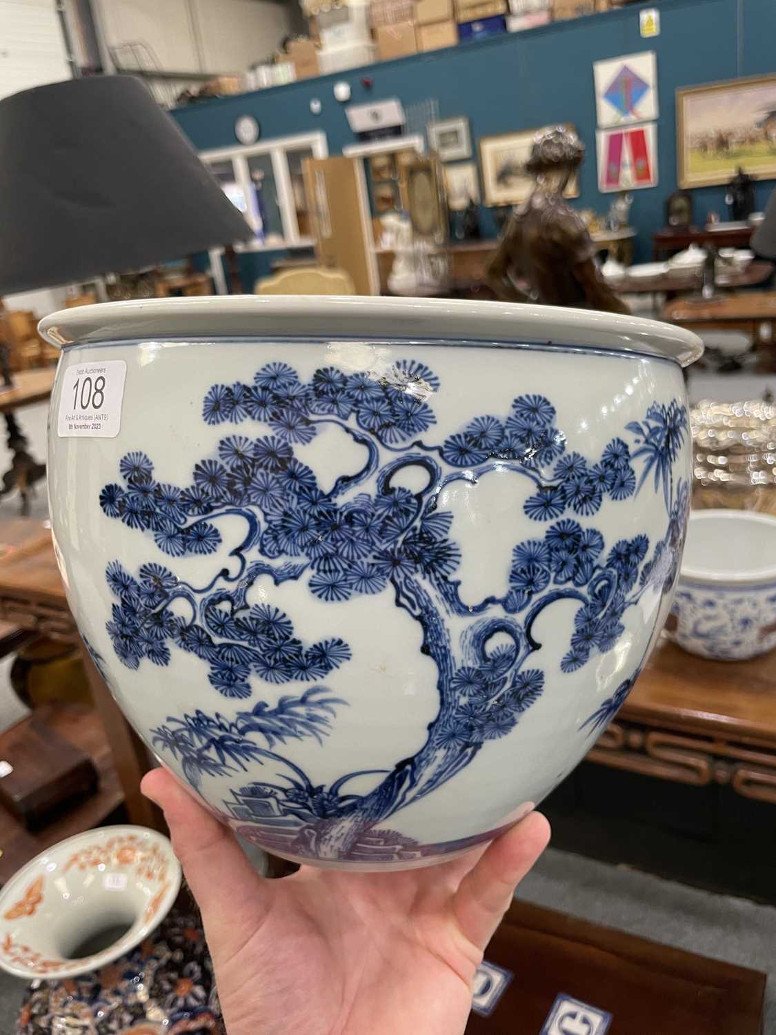A CHINESE BLUE AND WHITE JARDINIÈRE KANGXI PERIOD - Image 2 of 4