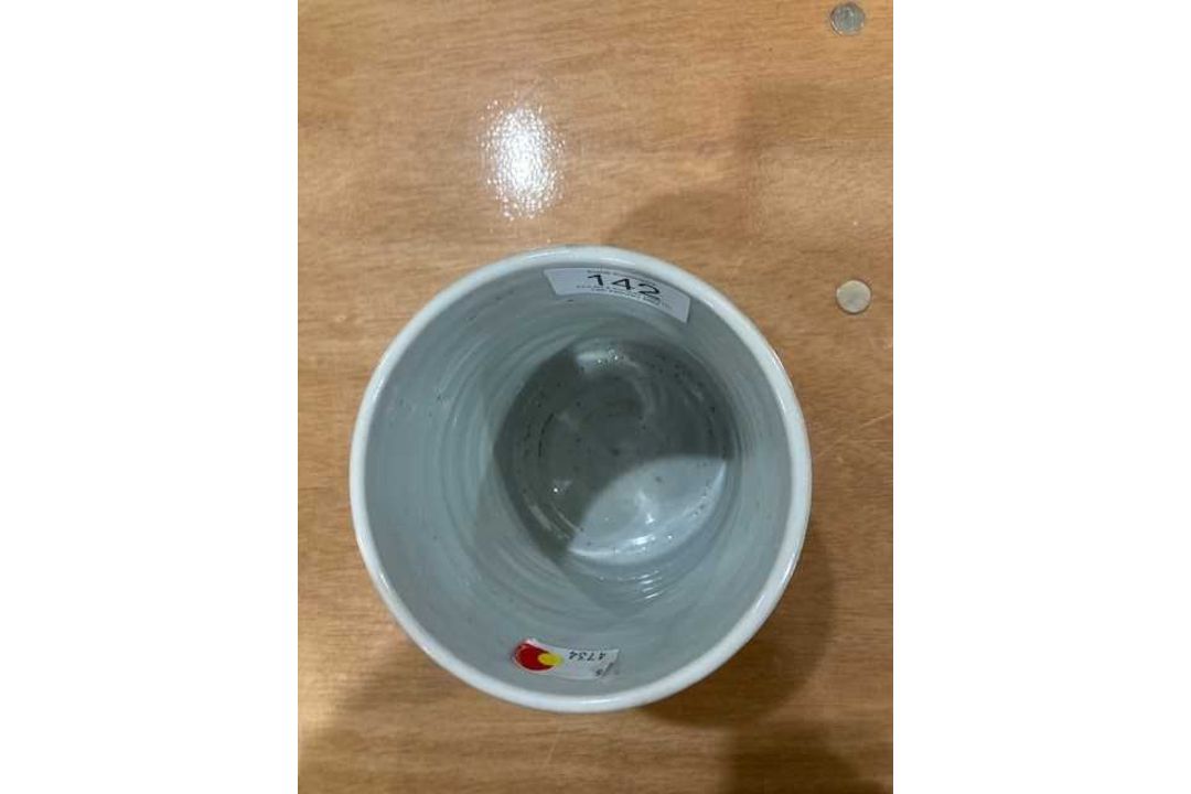 A CHINESE FAMILLE VERTE BRUSH POT - Image 5 of 8