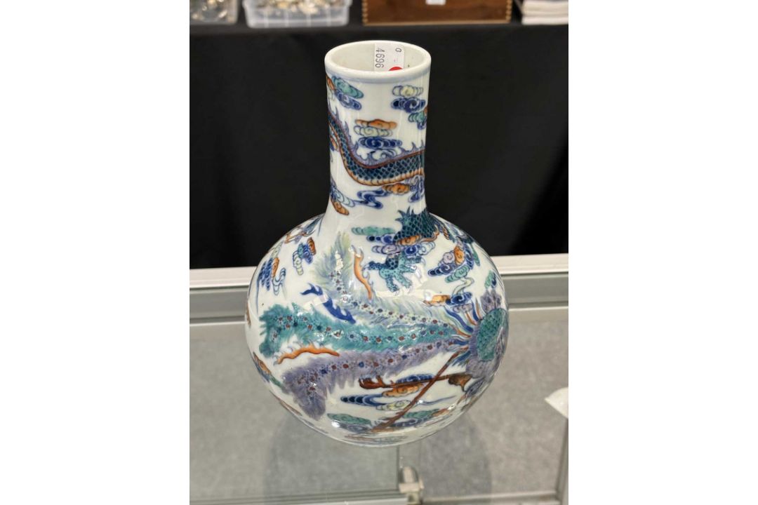 A CHINESE DOUCAI 'DRAGON' BOTTLE VASE - Image 8 of 9