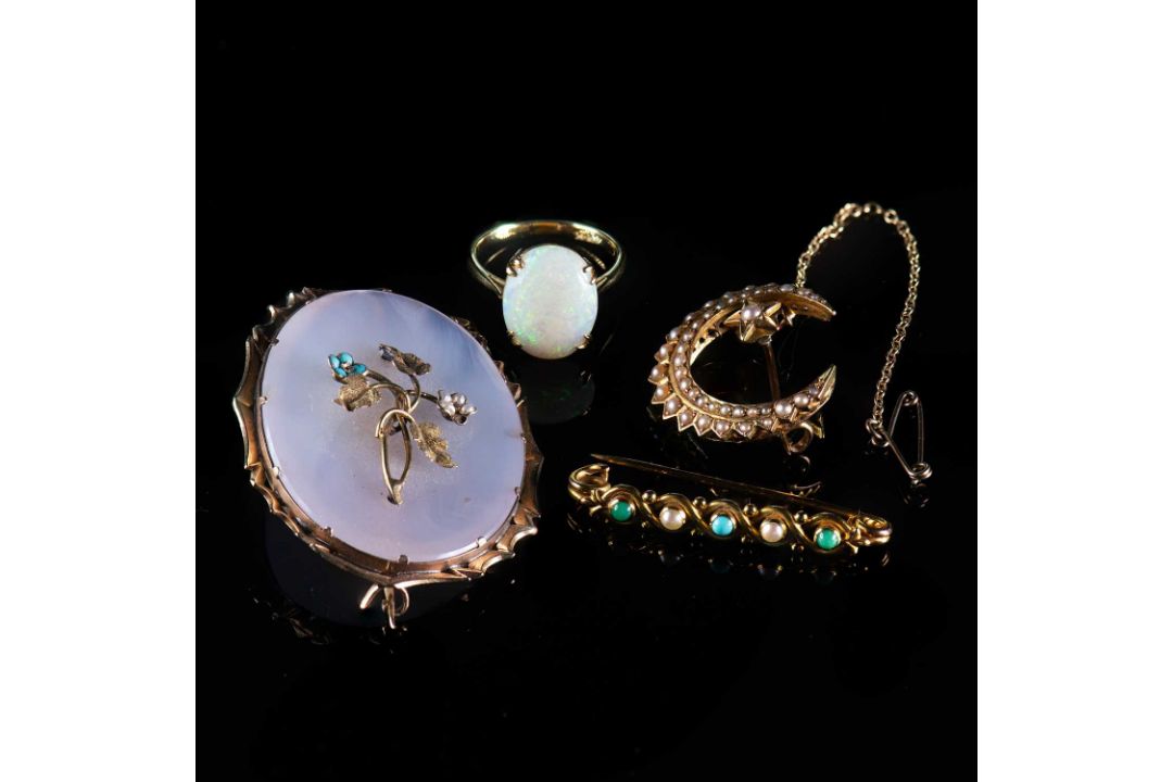 A GROUP OF MIXED JEWELLERY