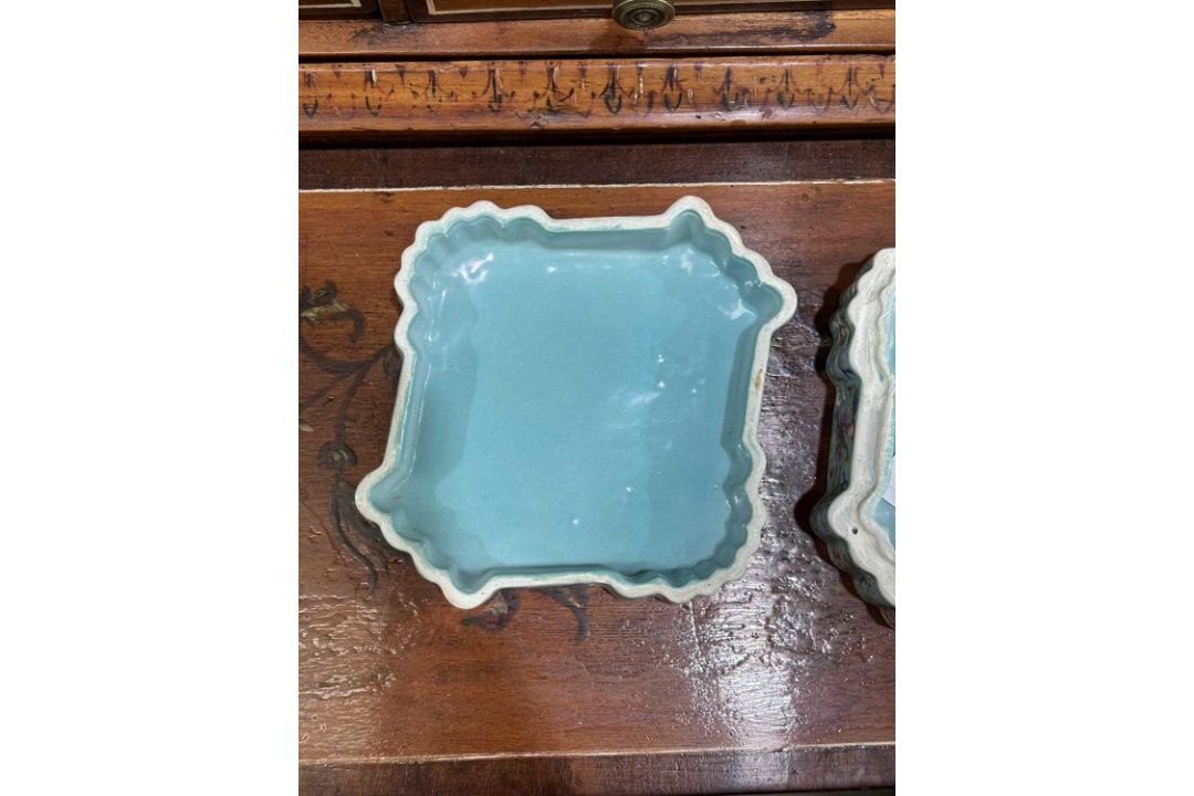 A CHINESE TURQUOISE-GROUND FAMILLE ROSE BOX AND COVER - Image 5 of 7