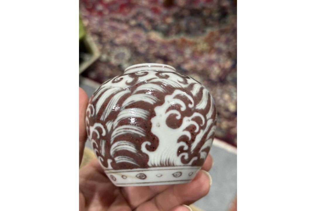 A SMALL CHINESE UNDERGLAZE RED VASE - Image 8 of 8