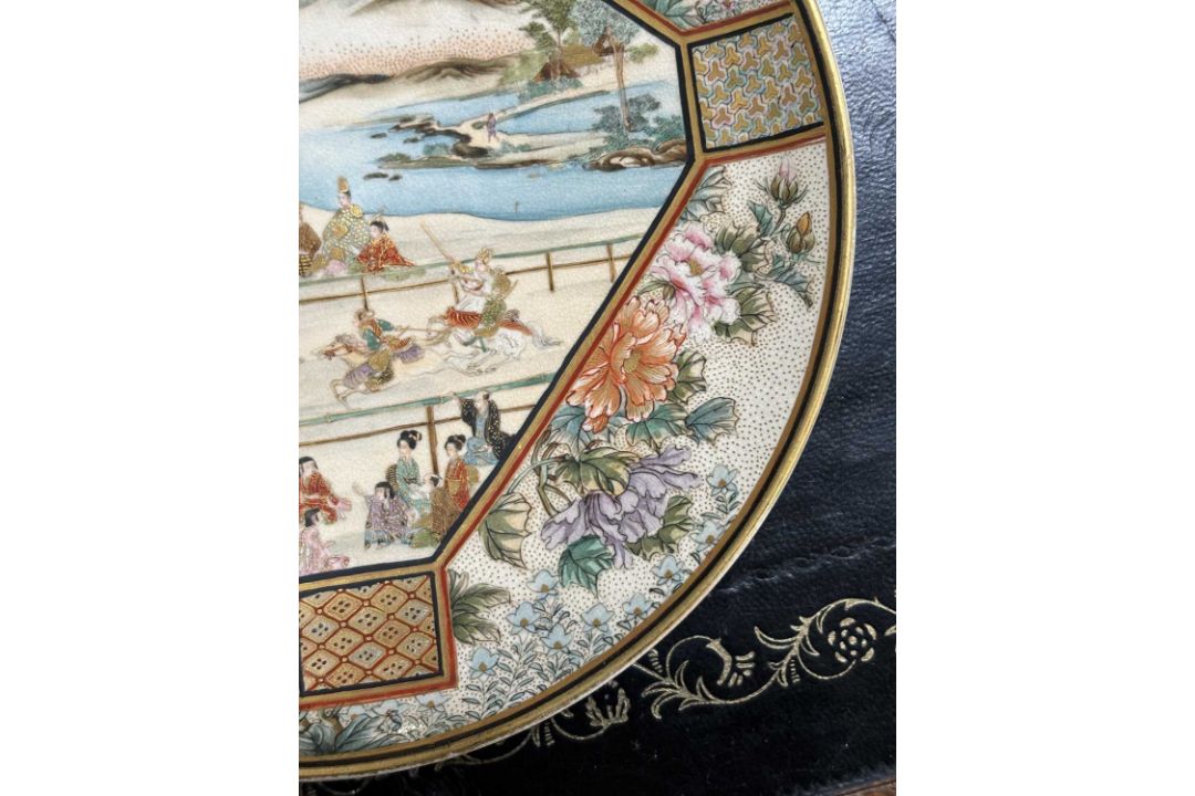 A SMALL JAPANESE SATSUMA DISH BY RYOKUZAN, MEIJI PERIOD - Image 6 of 7