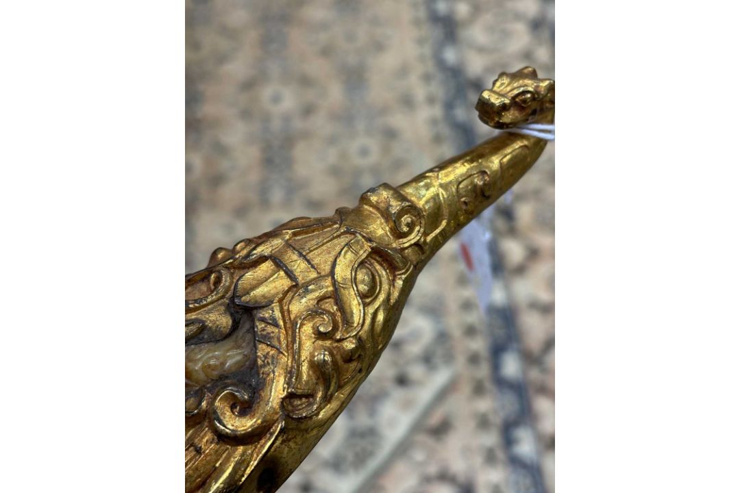 A CHINESE GILT-BRONZE AND JADE BELT HOOK - Image 3 of 10