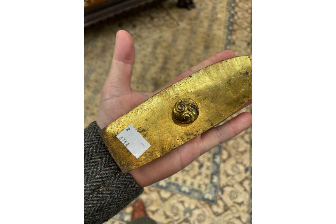 A CHINESE GILT-BRONZE AND JADE BELT HOOK - Image 9 of 10