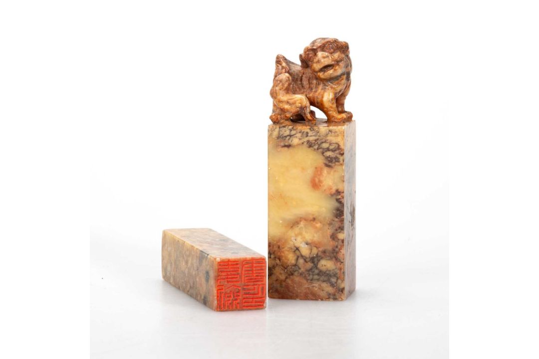 A SMALL CHINESE FAMILLE ROSE DOUBLE GOURD VASE - Image 2 of 3