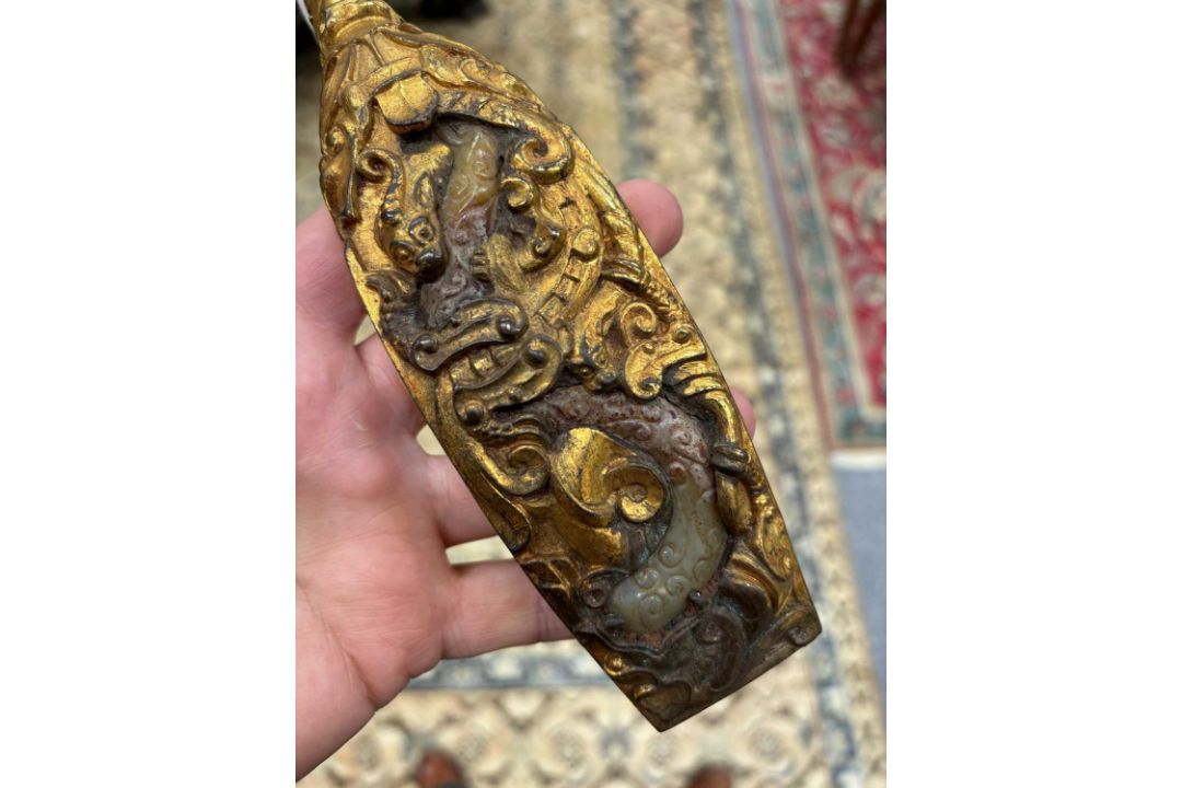 A CHINESE GILT-BRONZE AND JADE BELT HOOK - Image 6 of 10