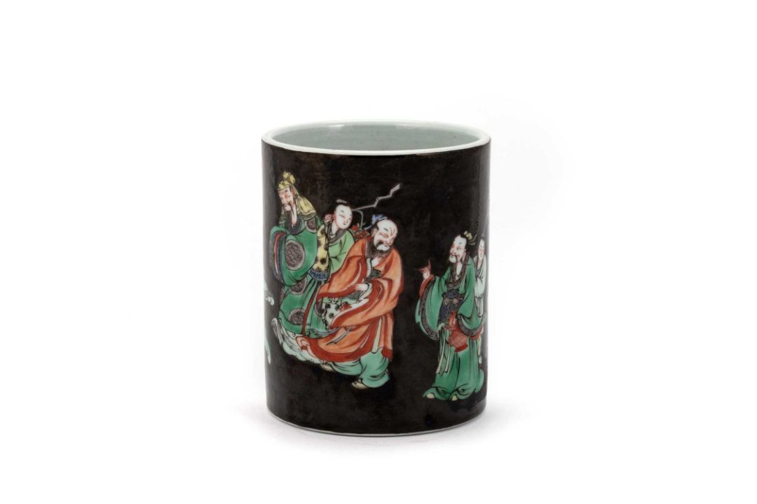 A CHINESE FAMILLE NOIRE BRUSH POT - Image 1 of 3