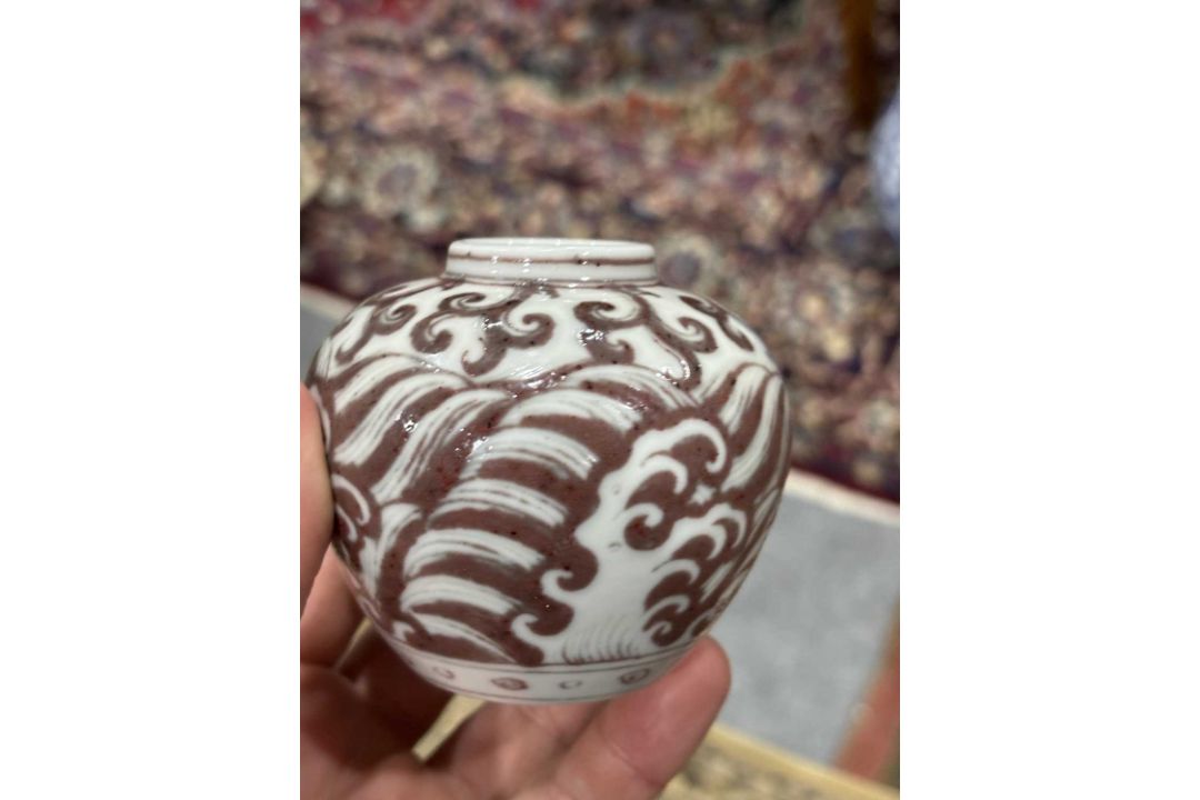 A SMALL CHINESE UNDERGLAZE RED VASE - Image 3 of 8
