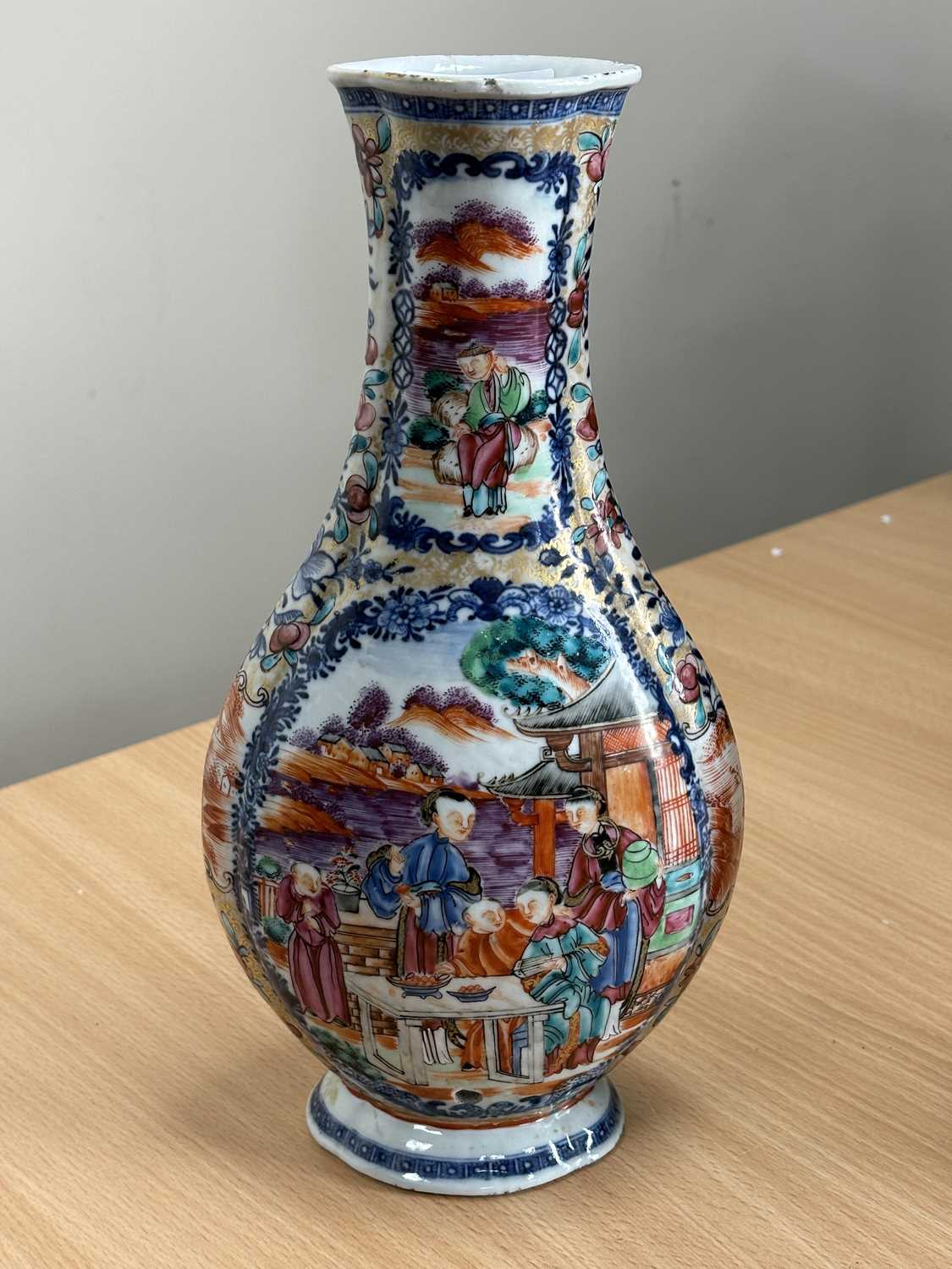 A PAIR OF 18TH CENTURY CHINESE MANDARIN PATTERN VASES - Image 5 of 10