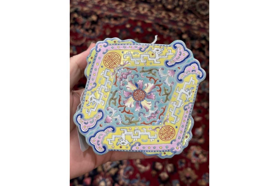 A CHINESE TURQUOISE-GROUND FAMILLE ROSE BOX AND COVER - Image 6 of 7