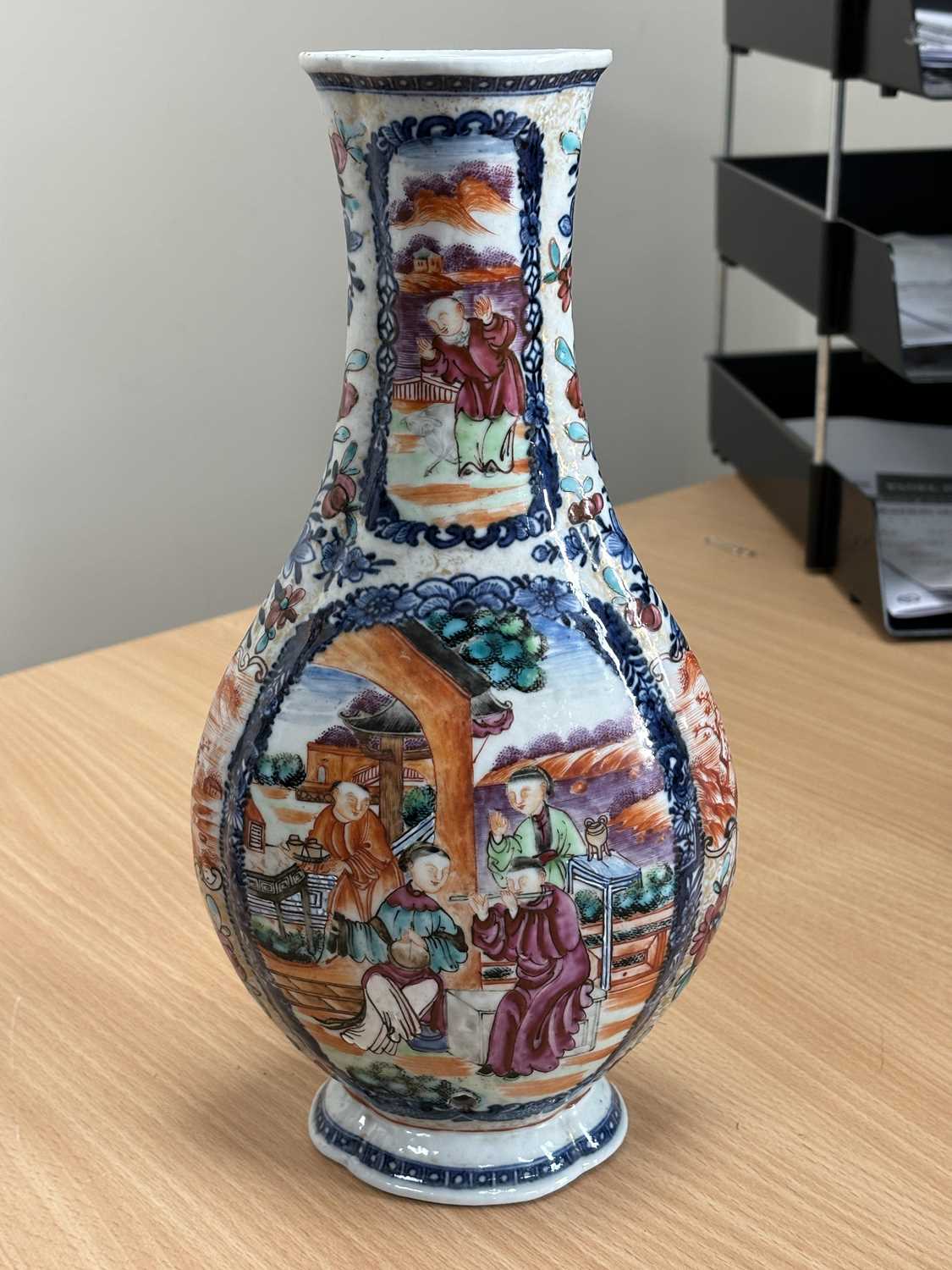 A PAIR OF 18TH CENTURY CHINESE MANDARIN PATTERN VASES - Image 6 of 10