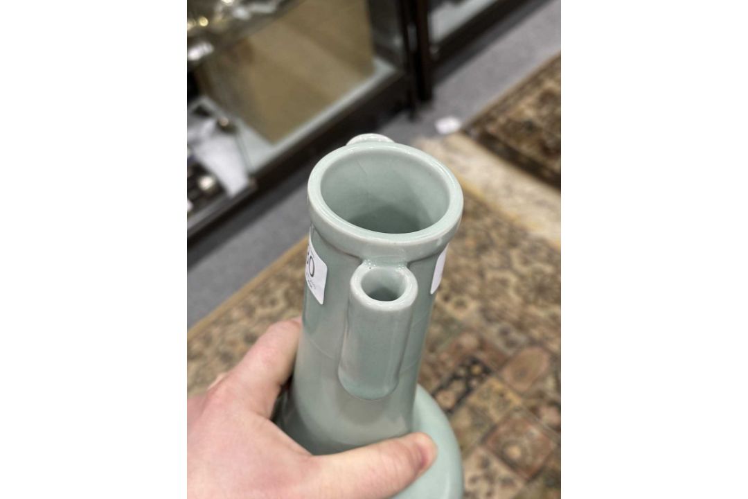 A LARGE CHINESE CELADON ARROWHEAD BOTTLE VASE - Image 2 of 4